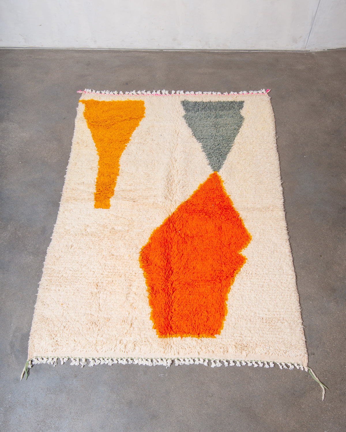Modern designer handcrafted Berber rug from Morocco. Azilal rug with beautiful colours and patterns. Made of sheep’s wool and cotton.